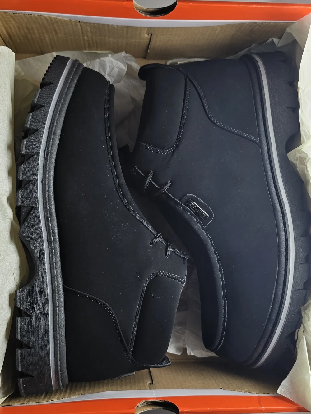 UGG Men’s Black Chukka Boot with Lug Sole Mens 11 Womens 12.5
